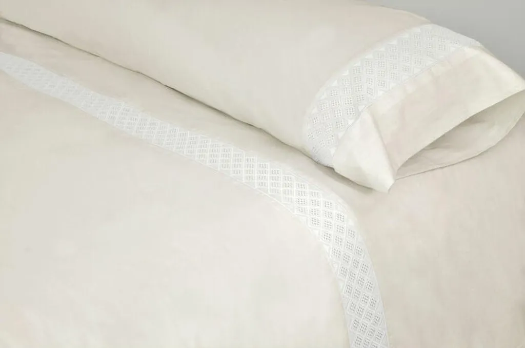 Linge de lit Double Pierre Cardin ELISA Beige pour chambre sobre et chic