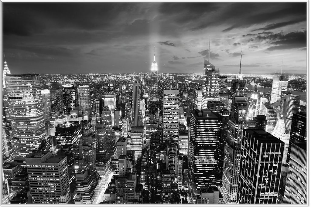 Wallario Wandbild New York bei Nacht - Panoramablick über die Stadt - schwarzweiß, Größe: 61 x 91,50 cm, Poster mit weißem Aluminiumrahmen