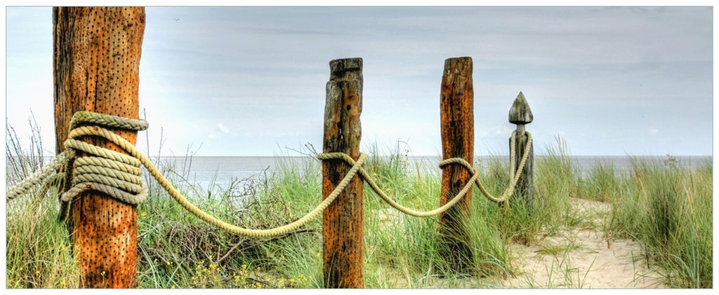 Wallario Premium Glasbild, freischwebende Optik, kräftige Farben, Größe 125 x 50 cm Motiv Düne am Strand mit Holzpfahl