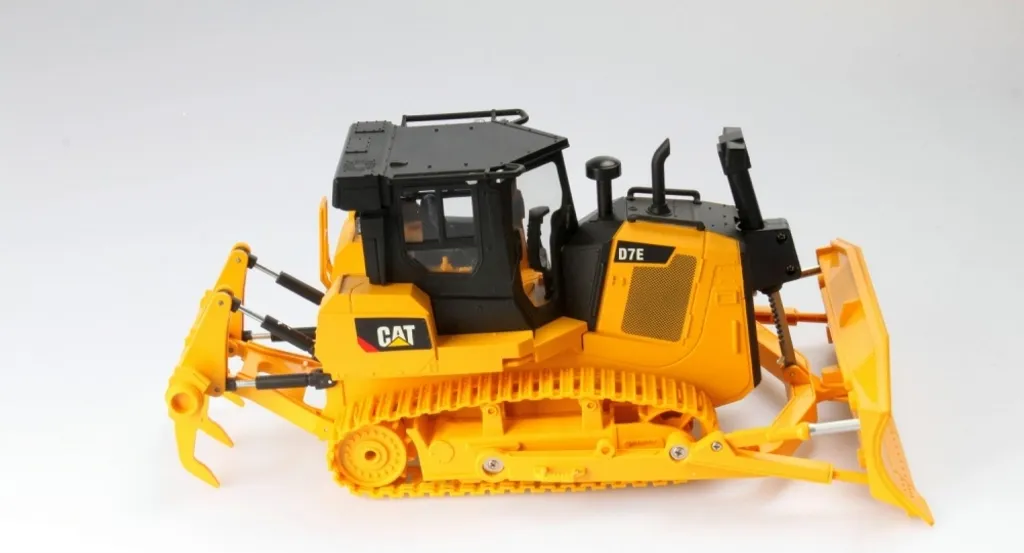 Bulldozer RC CAT D7E Carrera avec Lame Mobile et Sons Réalistes 1:24 - 5