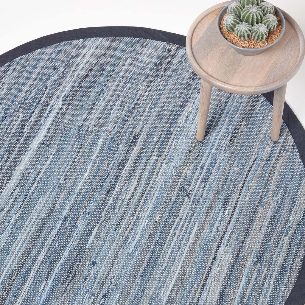 HOMESCAPES Runder Denim Flickenteppich blau gestreift, 150 cm – Handwebteppich aus Recycling-Jeansstoff