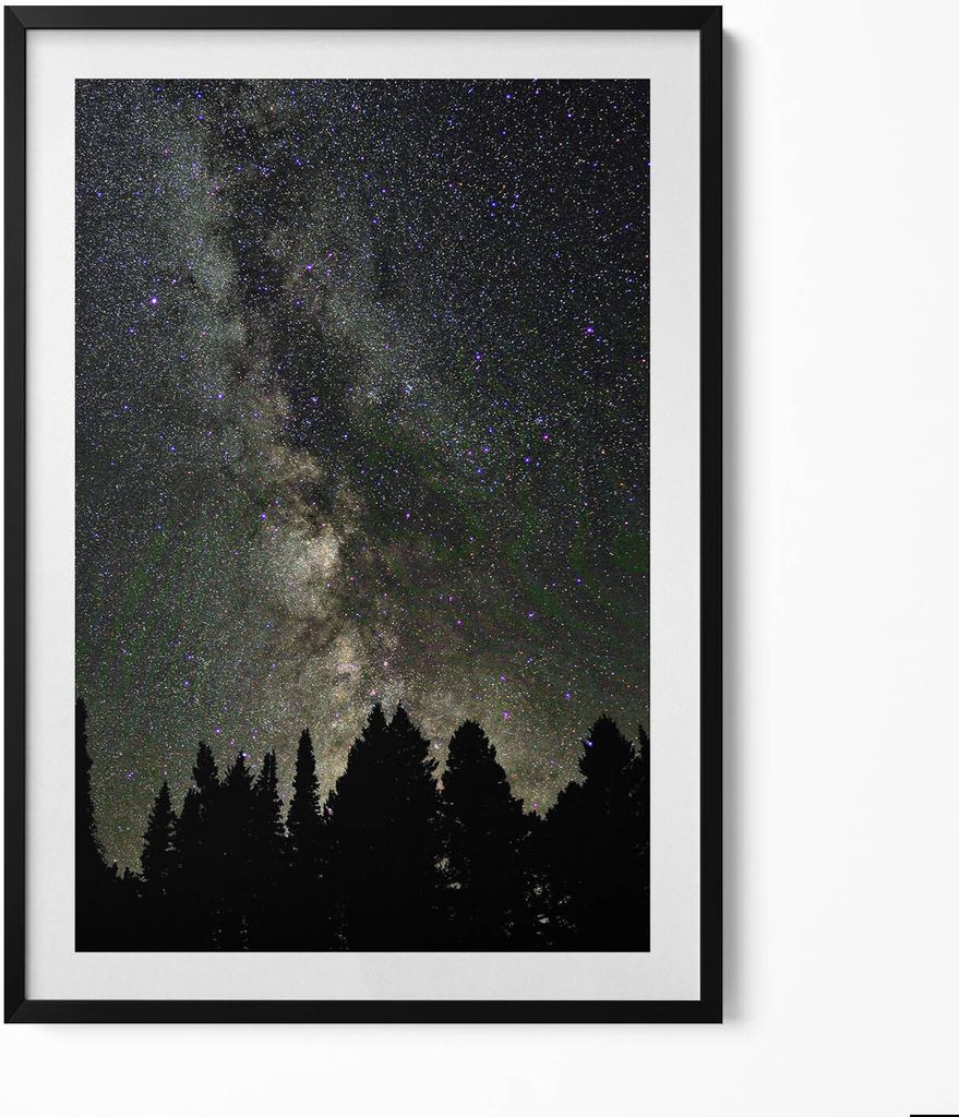 Sternenhimmel über einem Wald– Wandbild mit Rahmen – Gerahmtes Bild – Wanddekoration – 70x100 cm – Schwarz Rahmen