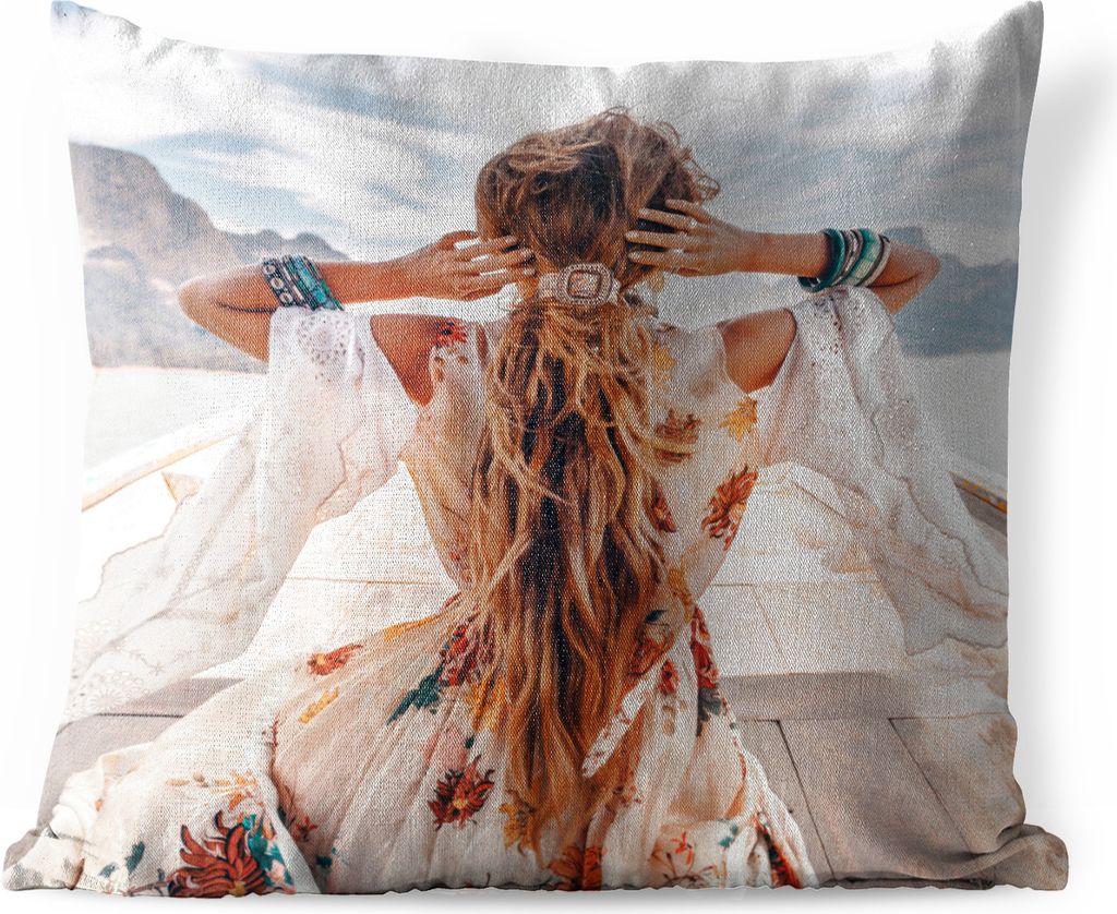 MuchoWow Outdoor Kissen - Frau - Boot - Kleid - 45x45 cm - Wetterfest - Lounge Kissen - Fotokissen - Dekoratives Kissen