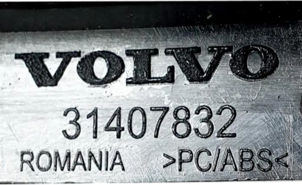 Réparation pare-chocs arrière droit Volvo V90CC support garniture