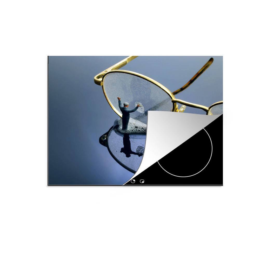 KitchenYeah Herdabdeckplatte Ein kleiner Mann macht schmutzige Gläser , 57x51cm, Küche Deko, Glaskeramikfeld Herdabdeckung, Abdeckplatte fùr K...