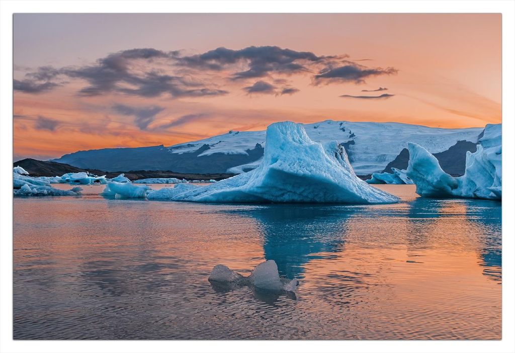 Wallario Poster - Eisberge in der Dämmerung, Kunstdruck Größe: 61 x 91,50 cm