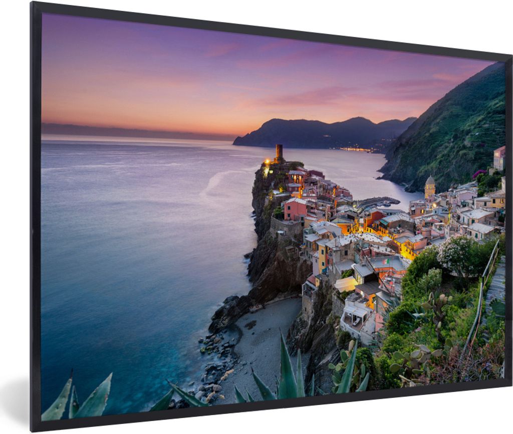 MuchoWow Gerahmtes Poster Blick auf beleuchtete Häuser und das Meer in Cinque Terre 30x20 cm - Poster mit Schwarzem Bilderrahmen Wandposter Rahm...