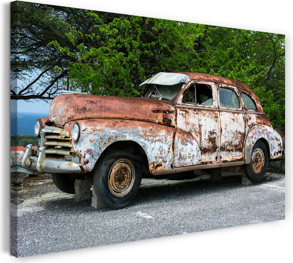 Leinwandbild (120x80cm): Verrosteter weißer Oldtimer auf Auto-Friedhof, echter Holz-Keilrahmen inkl. Aufhänger, handgefertigt in Deutschland