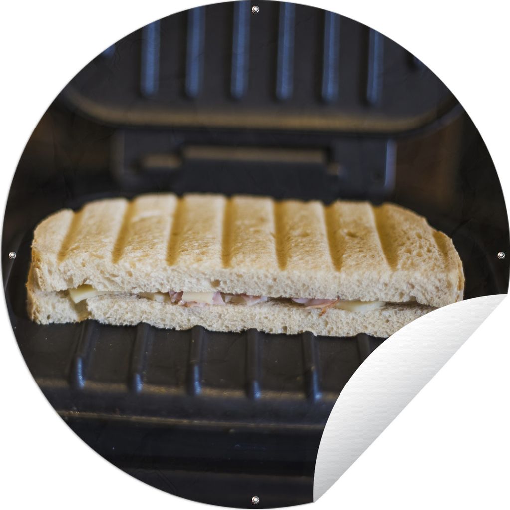 MuchoWow Gartenposter Outdoor-Poster Rund Toast auf einem schwarzen Sandwicheisen Ø 150 cm Gartendeko Rundes Poster draußen