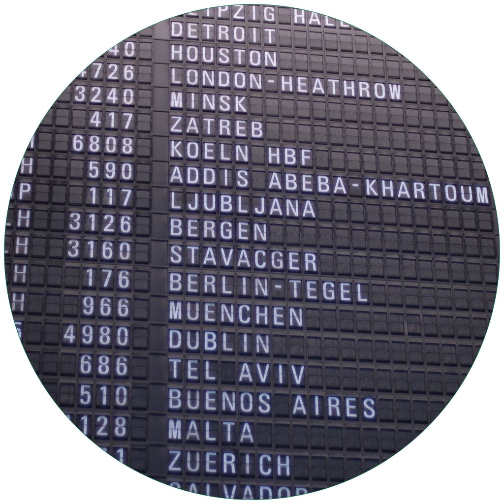 Wallario Premium Glasbild, freischwebende Optik, kräftige Farben, rund 50cm Durchmesser, Motiv Flughafen Abflugtafel