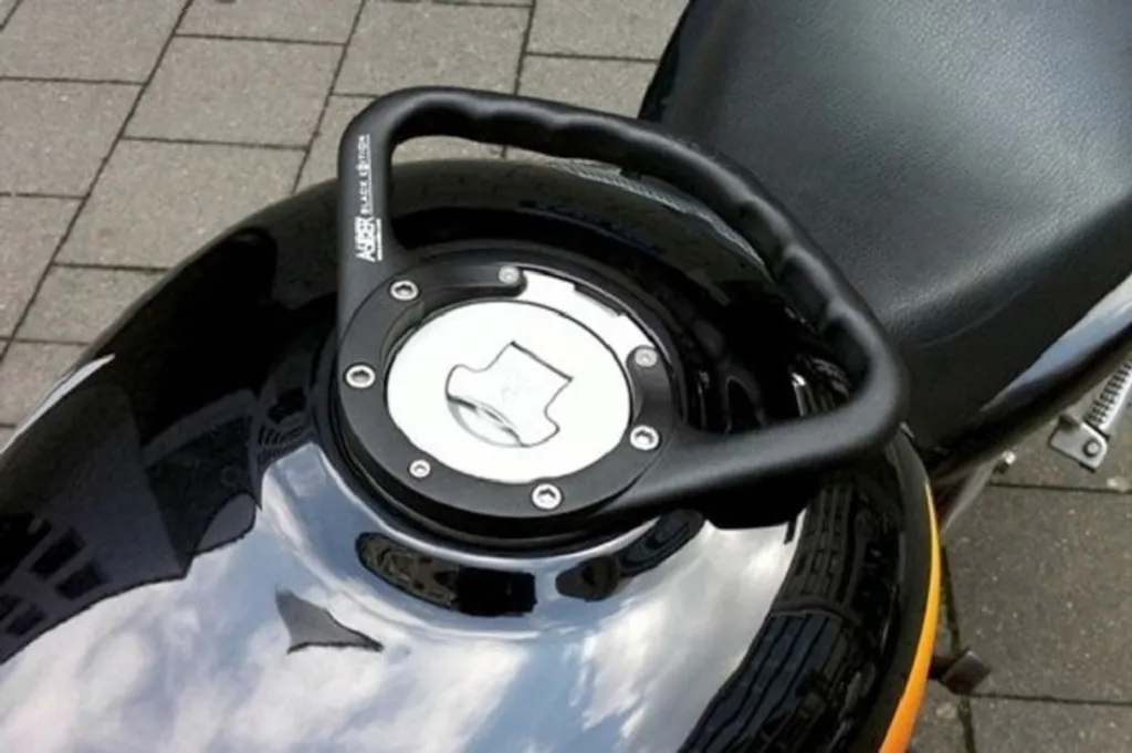 Poignée réservoir DUCATI Panigale pour éviter les chocs de casque - 2