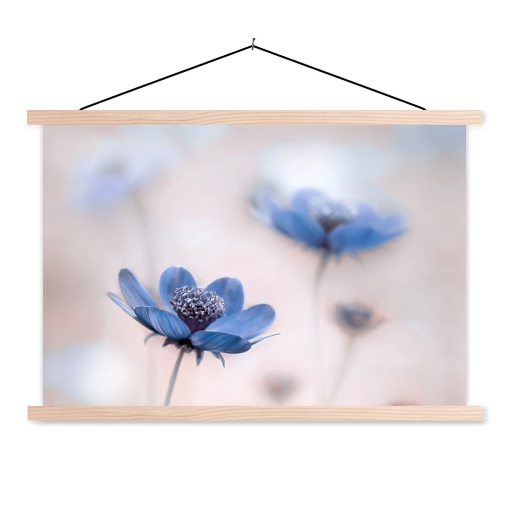 MuchoWow Textilposter Kosmos - Blumen - Natur - Blau 120x80 cm mit holzfarbenen Rahmen - Aufhängeset