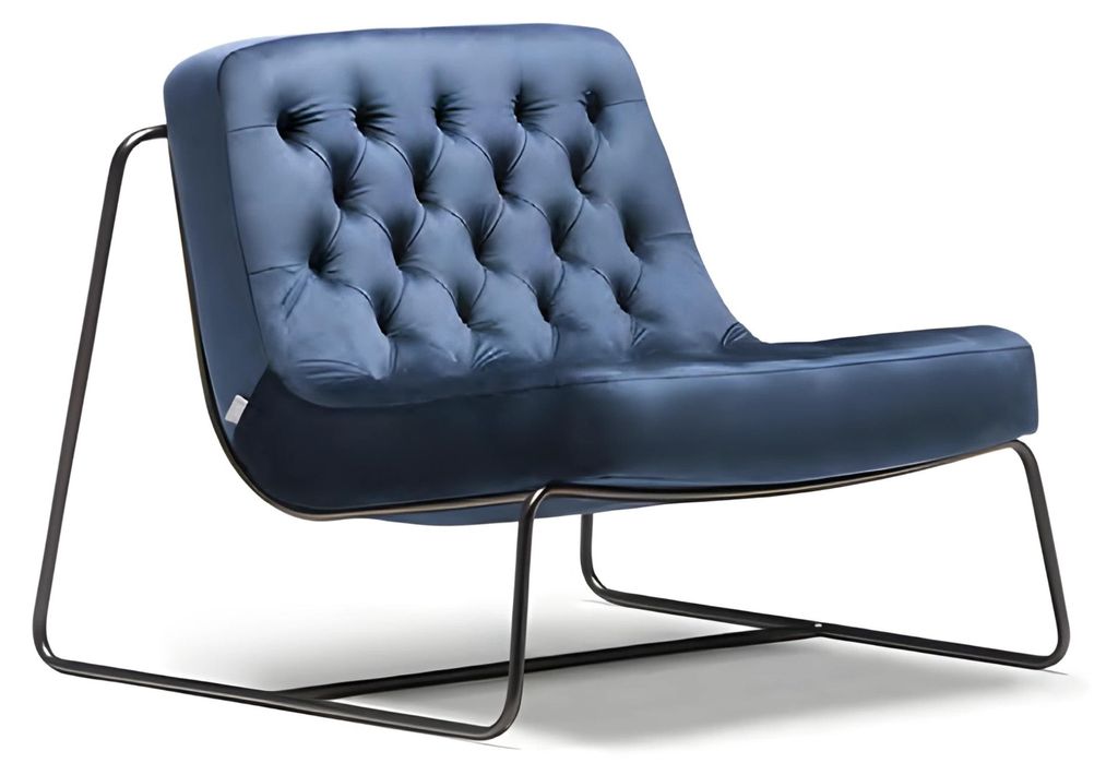 Moderner blauer Stoffsessel mit Metallrahmen
