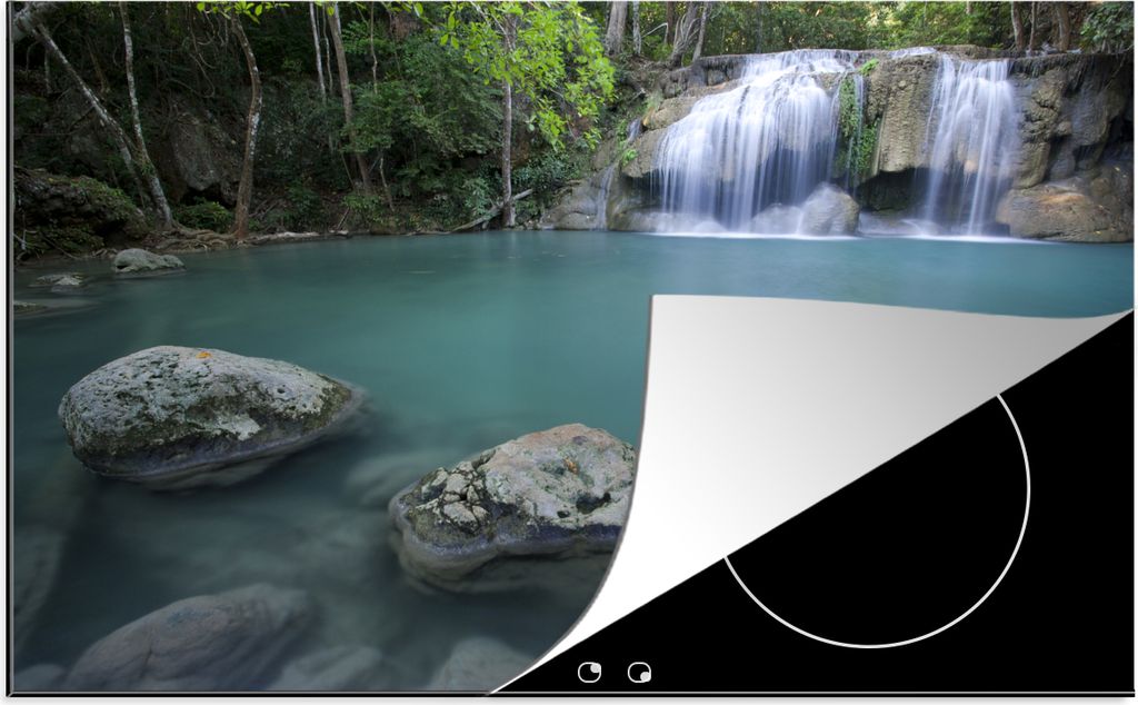 KitchenYeah Herdabdeckplatte Ein thailändischer Wasserfall an den Felsen im Erawan-Nationalpark , 81x52cm, Küche Deko, Glaskeramikfeld Herdabde...