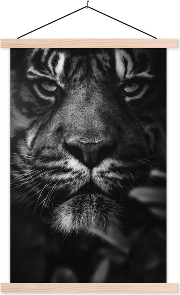 MuchoWow Textilposter Nahaufnahme eines Tigers im Dschungel - schwarz und weiß 60x90 cm mit holzfarbenen Rahmen - Textil