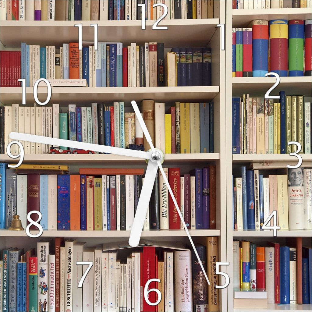 Wallario Design Wanduhr Weißes Bücherregal mit unterschiedlichen Büchern aus Echtglas, Größe 20 x 20 cm