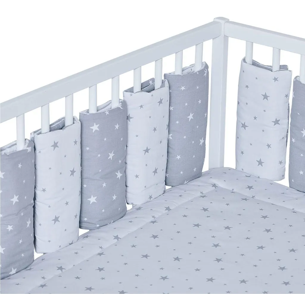 Aménager le lit de bébé avec la bordure Stella blanche - 10 pièces