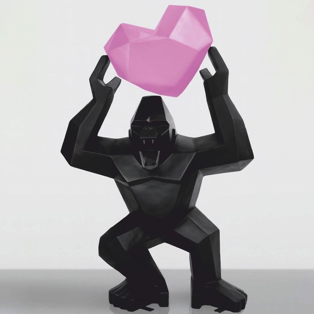 Casa Padrino XXL Deko Skulptur Gorilla mit Herz Schwarz / Rosa H. 146 cm