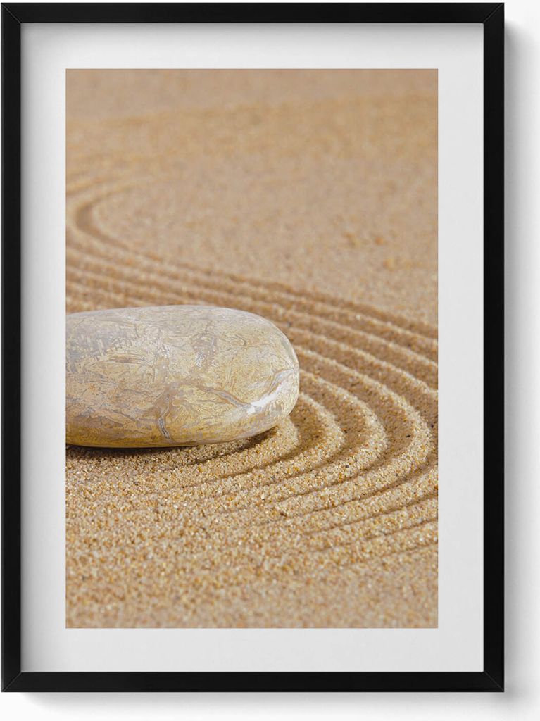 Ein einsamer Stein im Sand - zen– Wandbild mit Rahmen – Gerahmtes Bild – Wanddekoration – 50x70 cm – Schwarz Rahmen