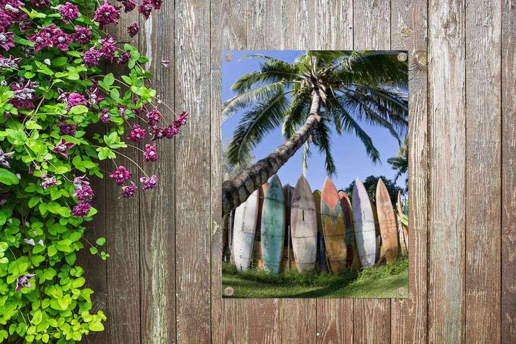 MuchoWow 30x40 cm Outdoor-Poster Gartendeko Sichtschutz Garten Poster für den Garten Eine Palme neben einer Reihe von Surfbrettern