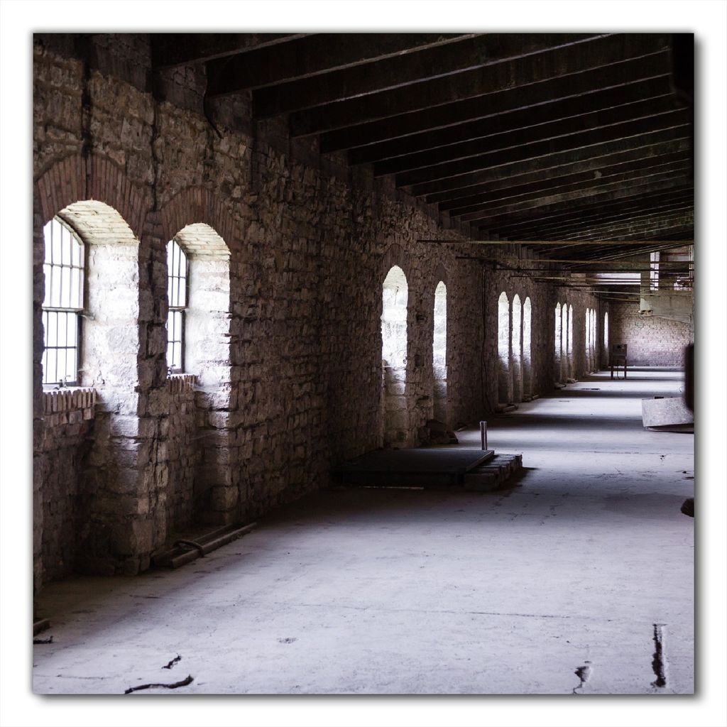 Wallario selbstklebende Möbelfolie/ Tischdecke für Innen und Außen, Größe: 80 x 80 cm - Altes Bauwerk - stillgelegte Fabrik