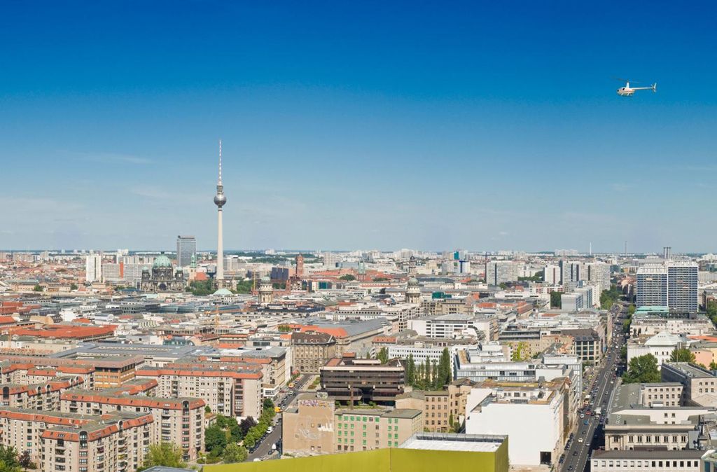 Jochen Schweizer Hubschrauber-Rundflug über Berlin; Erlebnis verschenken oder selbst erleben; Gutschein gültig für 1 Person