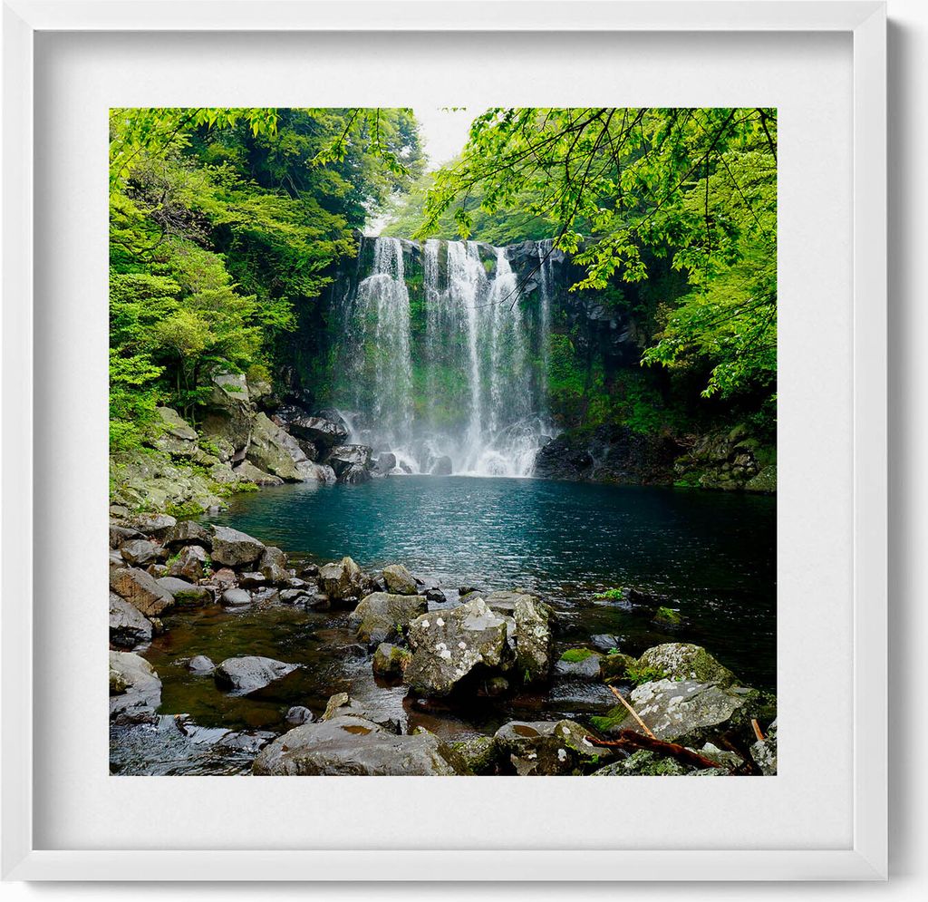 Wasserfall und Fluss inmitten von Bäumen– Wandbild mit Rahmen – Gerahmtes Bild – Wanddekoration – 50x50 cm – Weiß Rahmen