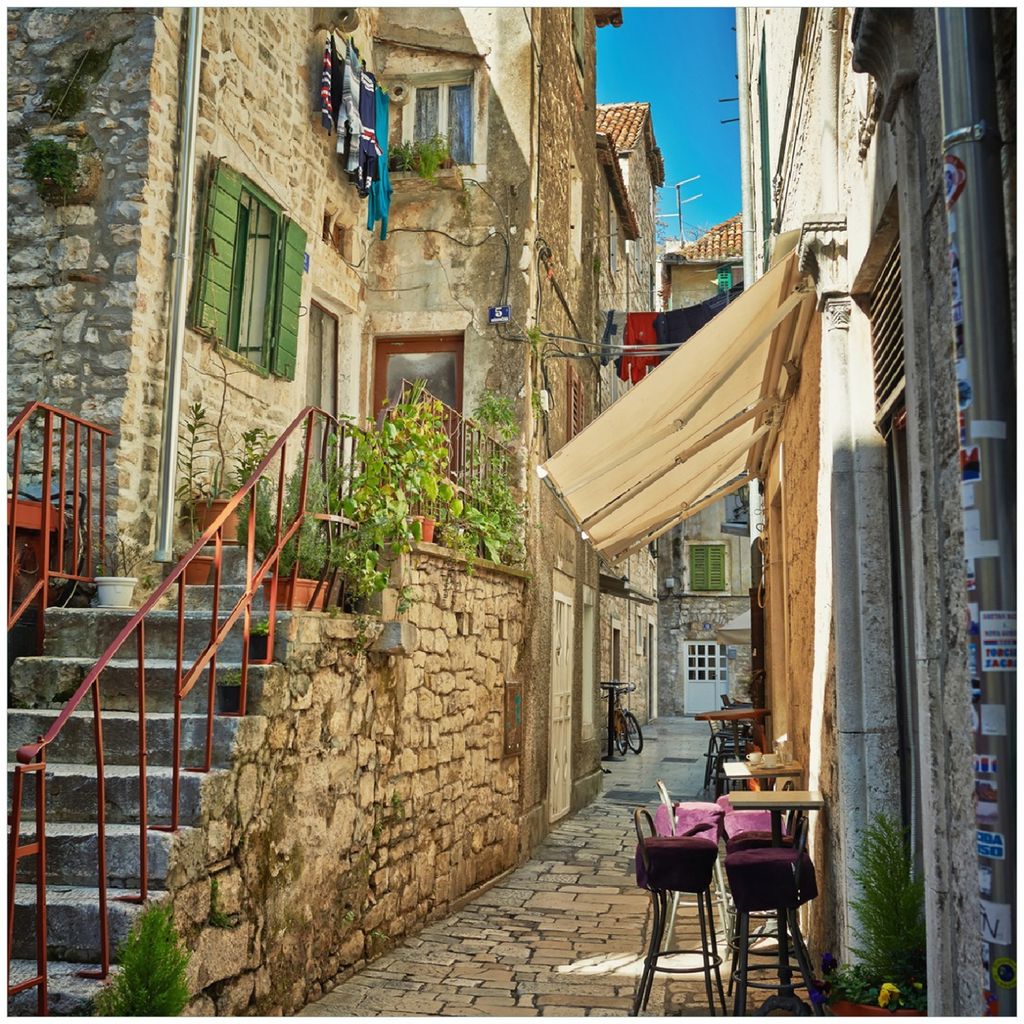 Wallario Premium Glasbild, freischwebende Optik, kräftige Farben, Größe 30 x 30 cm Motiv Romantische Gasse in Kroatien mitten in der Stadt