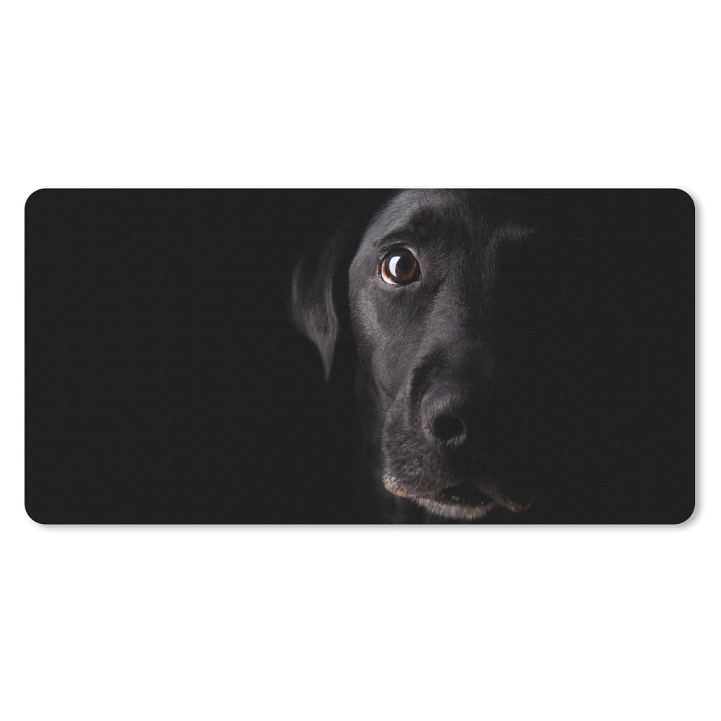 MuchoWow Mauspad Mousepad Ein schwarzer Labrador Retriever auf schwarzem Hintergrund 60x30 cm - Mousepads - Maus Mat - Pad - Mausunterlage - Nach...