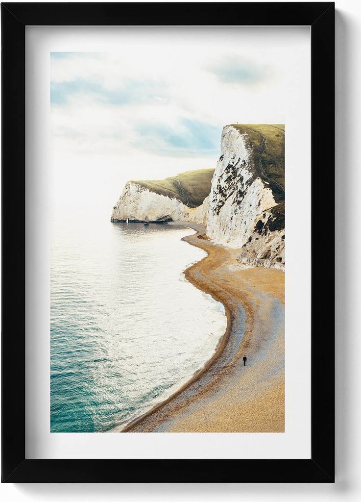 Ein ruhiger Strand am Fuße der Klippen– Wandbild mit Rahmen – Gerahmtes Bild – Wanddekoration – 20x30 cm – Schwarz