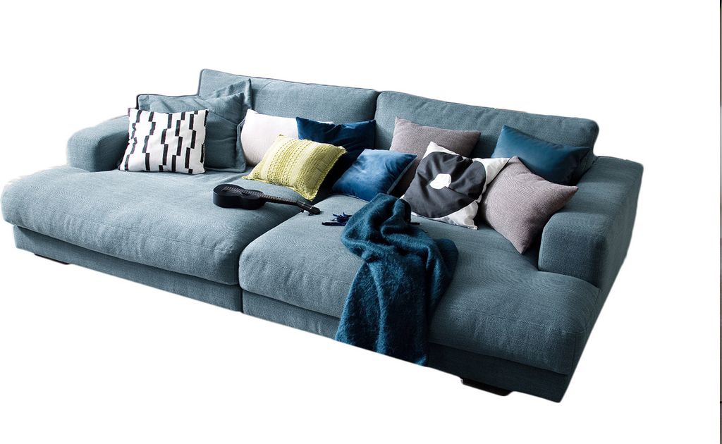KAWOLA Big Sofa MADELINE mit Holztablett natur für Armlehne Stoff petrol