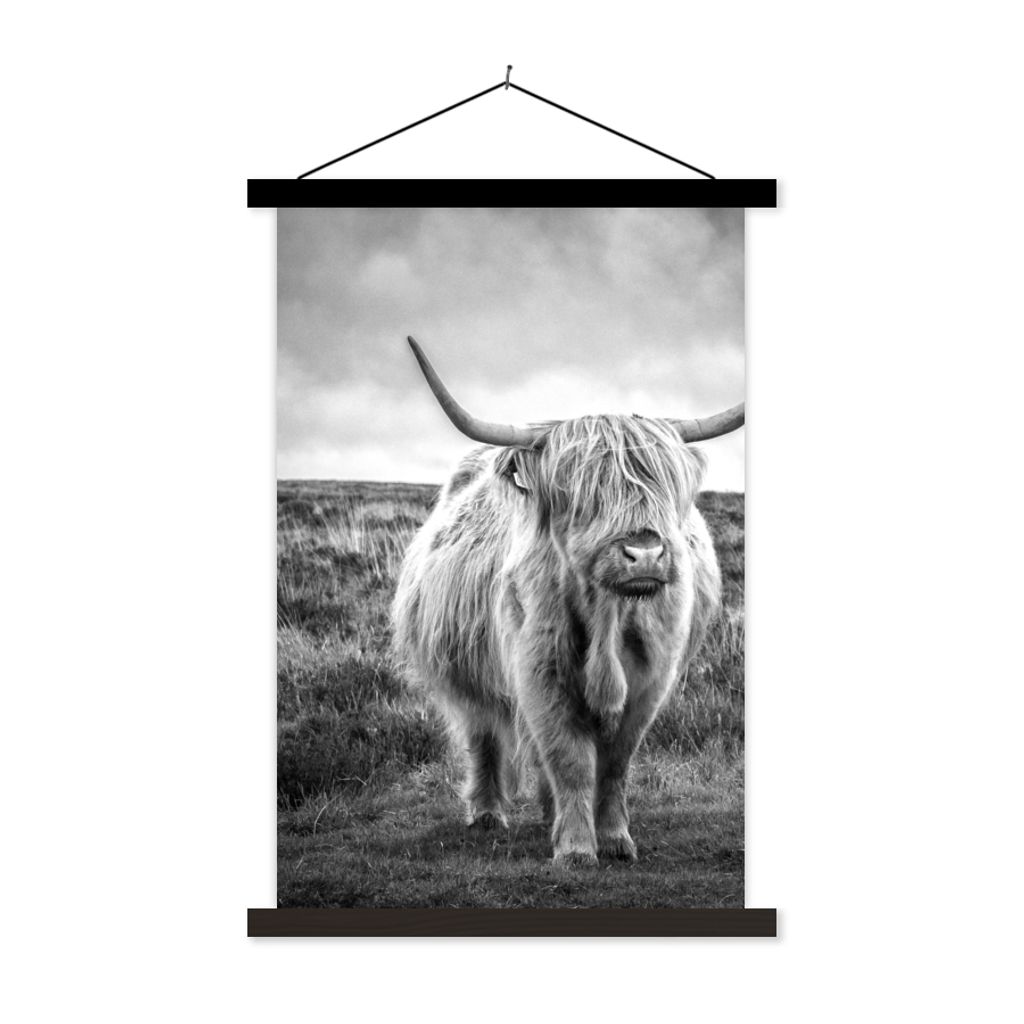 MuchoWow Textilposter Schottischer Hochländer - Tiere - Wolken - Kuh - Natur 120x180 cm mit schwarzem Rahmen - Fotos