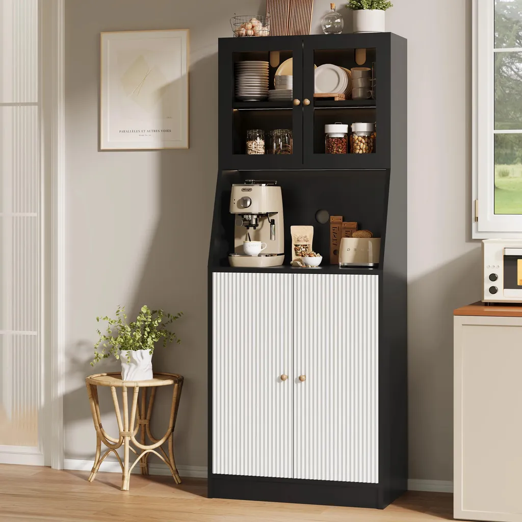 Armoire de cuisine noire avec prise électrique et vitrine d'exposition