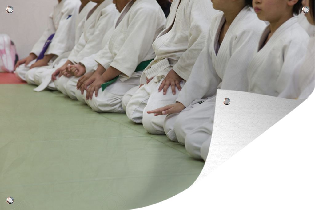 MuchoWow 120x80 cm Outdoor-Poster Gartendeko Sichtschutz Garten Poster für den Garten Kleine Mädchen sitzen auf der Matte wie Judokas