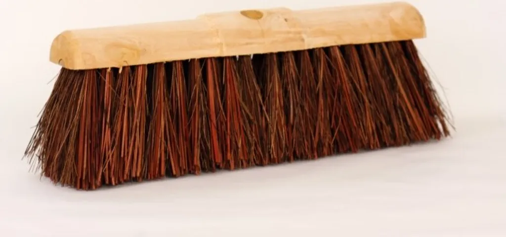 Balai de rue 45 cm en coco pour nettoyer vos allées et cour bitumée