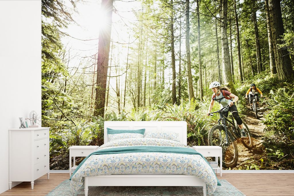 MuchoWow Fototapete für Wohnzimmer oder Schlafzimmer Wandtapete Vinyl Motivtapete Zwei Frauen auf Mountainbikes durch den Wald - 330x220 cm - Fo...
