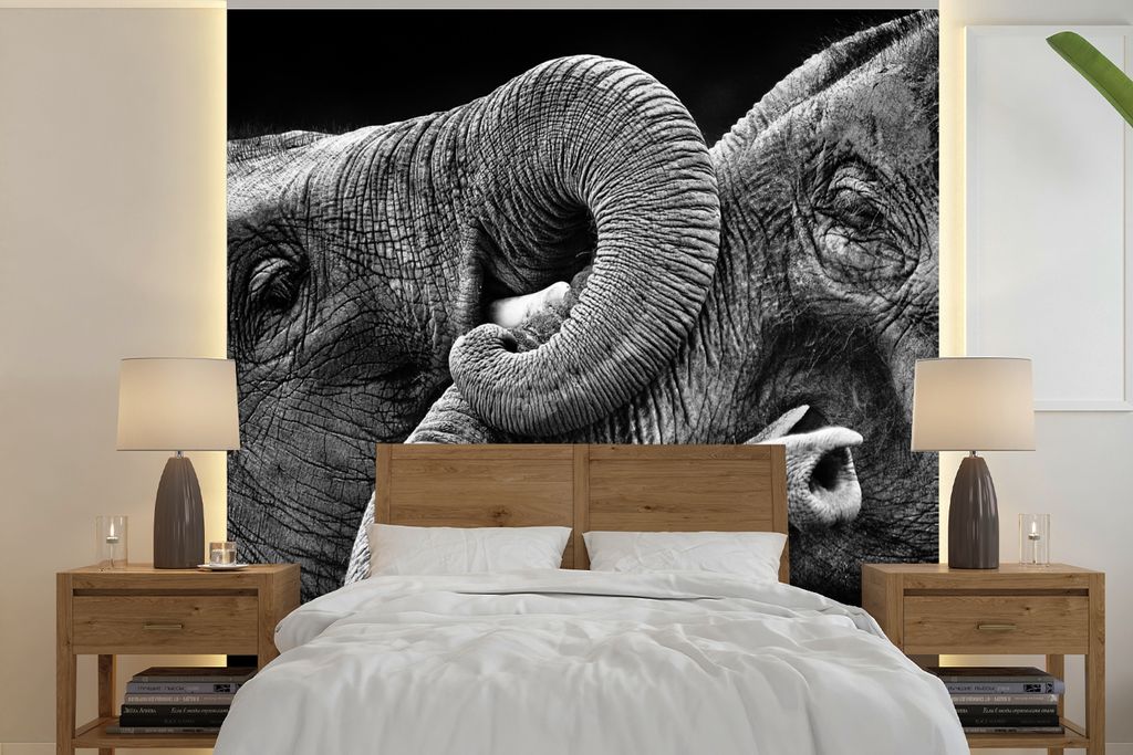 MuchoWow Fototapete für Wohnzimmer oder Schlafzimmer Wandtapete Vinyl Motivtapete Umarmung von Elefanten auf schwarzem Hintergrund in Schwarz un...