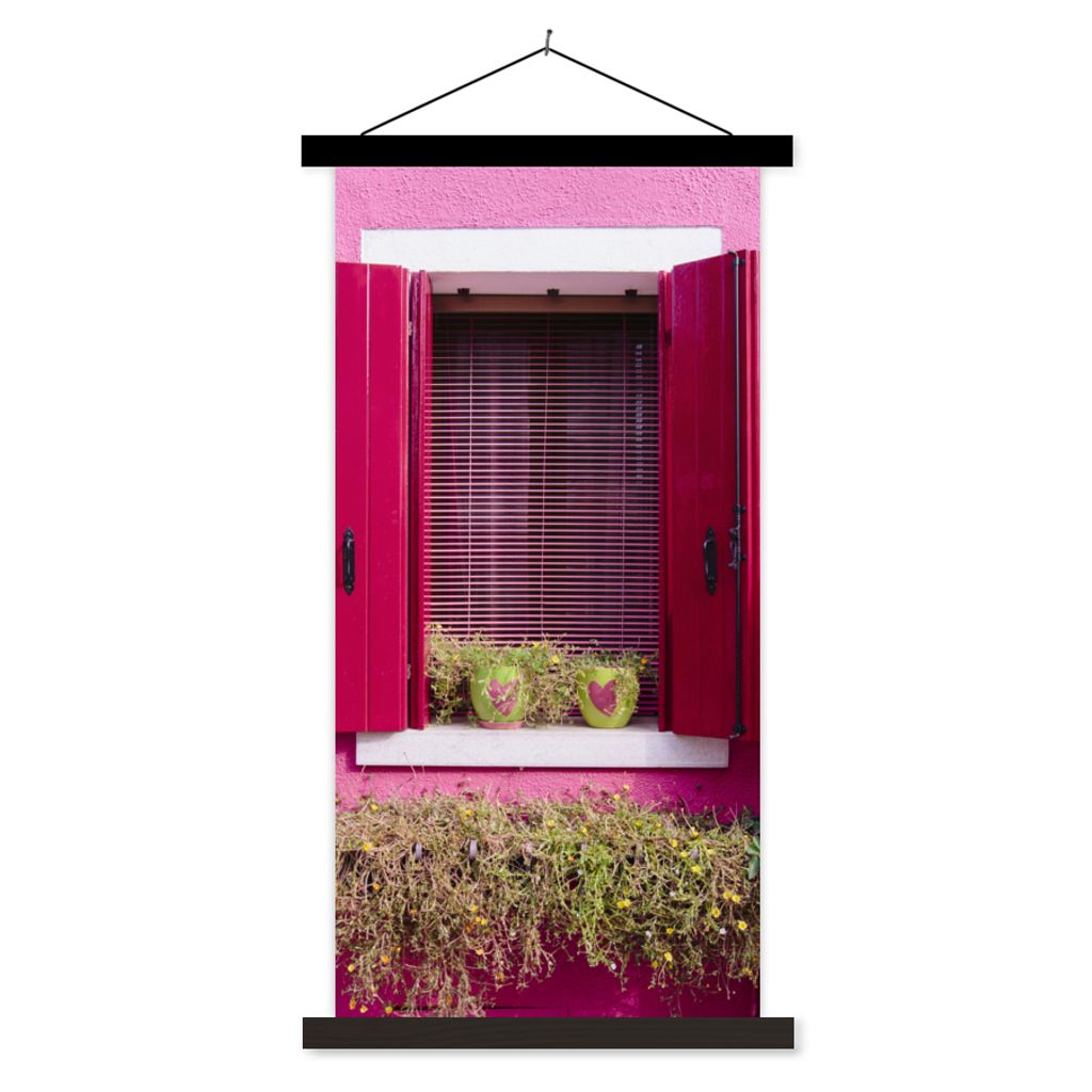 MuchoWow Textilposter Blumentöpfe mit Herzen in einem Fenster mit rosa Fensterläden 90x180 cm mit schwarzem Rahmen - Dekoration Wohnzimmer