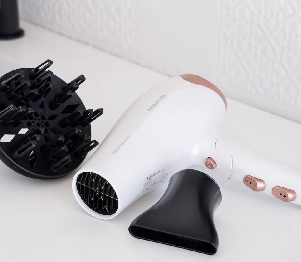 Sèche-cheveux ionique compact Taurus Studio 2500 blanc de 2400 W