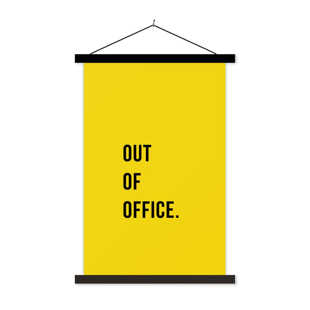 MuchoWow Textilposter Zitate - Außer Haus - Gelb 60x90 cm mit schwarzem Rahmen - Poster Wohnzimmer