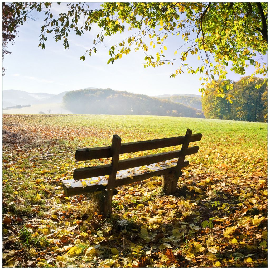 Wallario Premium Glasbild, freischwebende Optik, kräftige Farben, Größe 50 x 50 cm Motiv Idyllische Holzbank in den Bergen