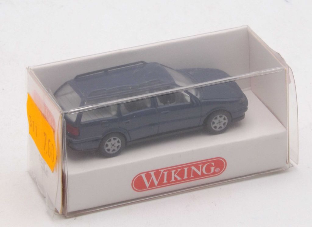 Wiking 0430118 Volkswagen Passat Variant Dunkelblau 1:87 in