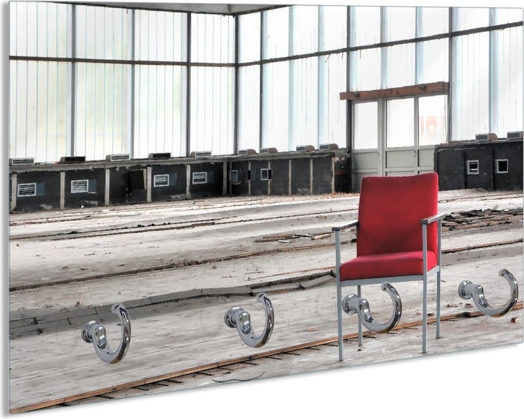 Wallario Schlüsselbrett aus Glas, Motiv: Stille und Leere - ein einsamer roter Stuhl in einer alten Halle, 30 x 20 cm mit 4 Haken