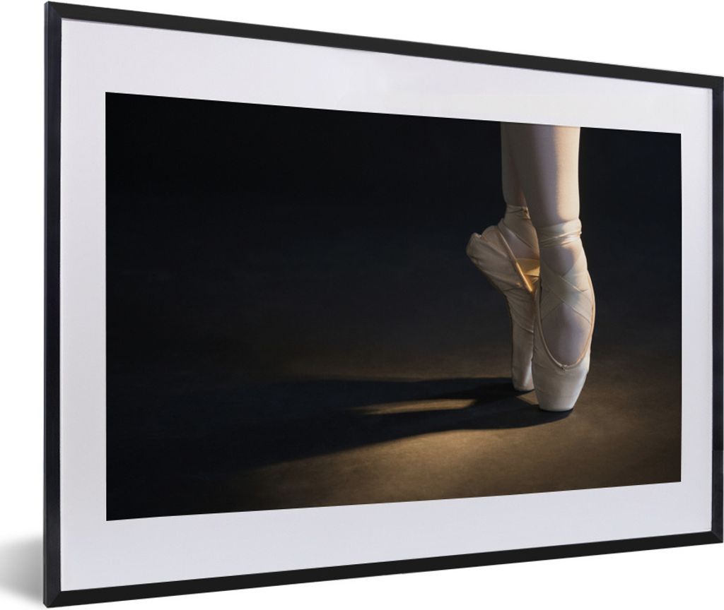 MuchoWow Gerahmtes Poster Nahaufnahme Ballettschuhe 60x40 cm - Poster mit Schwarzem Bilderrahmen Wandposter Rahmen Foto Bilder - Schlafzimmer - P...