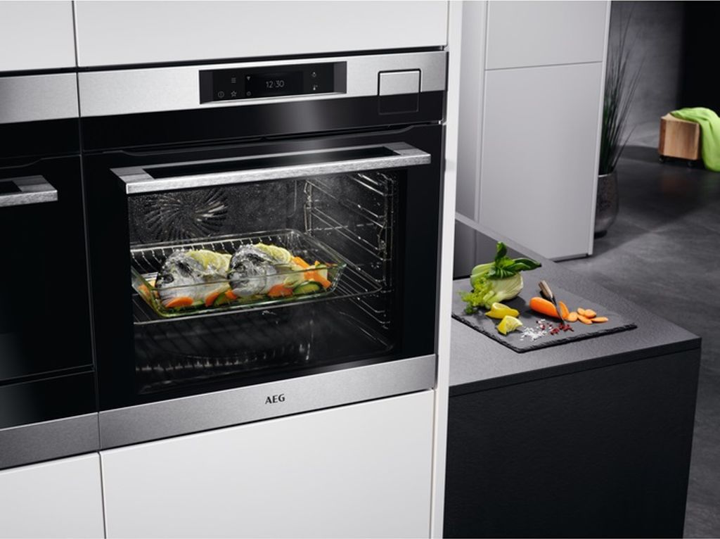AEG Dampfbackofen 9000 SteamPro / Dampfreinigung / Produktbild 3