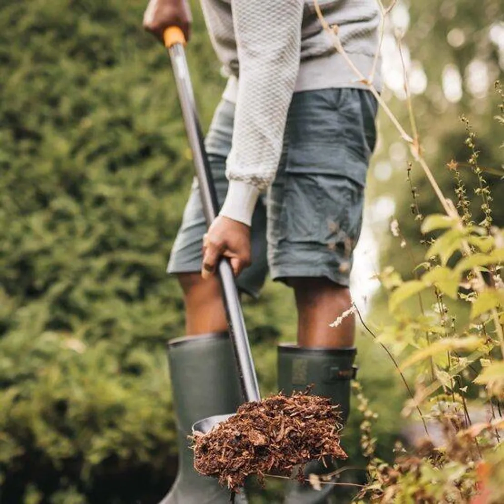 Pelle de jardinage Fiskars Solid à manche droit pour creuser le sol