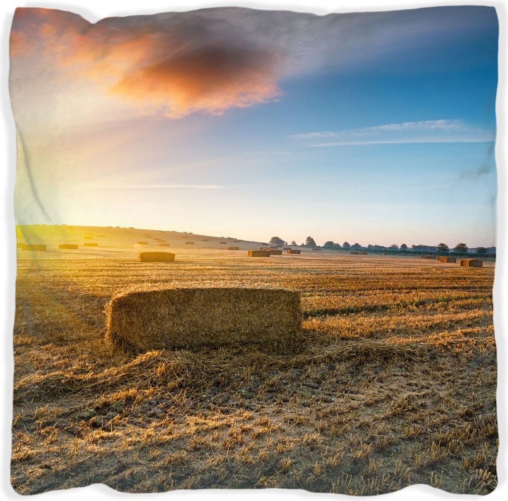 Wallario Premium Kissen, weiche Oberfläche, mit Motiv Stroh auf dem Feld bei untergehender Sonne, Größe: 60 x 60 cm, mit weißer Rückseite