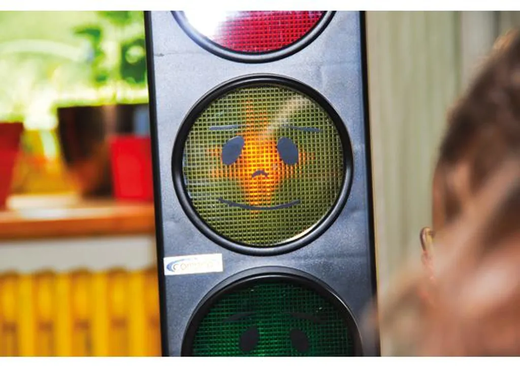 Feu de signalisation sonore pour stopper le bruit excessif en classe