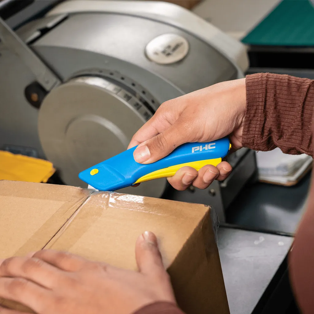 Cutter de sécurité professionnel auto-rétractable avec manche en pince