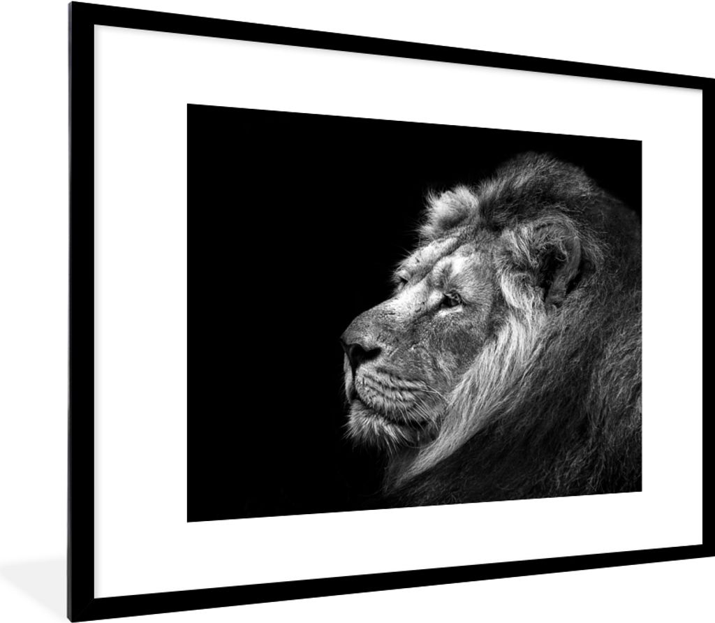 MuchoWow MuchoWow Gerahmtes Poster Löwe vor schwarzem Hintergrund in schwarz und weiß 80x60 cm - Poster mit zchwarzem Bilderrahmen - Schlafzi...